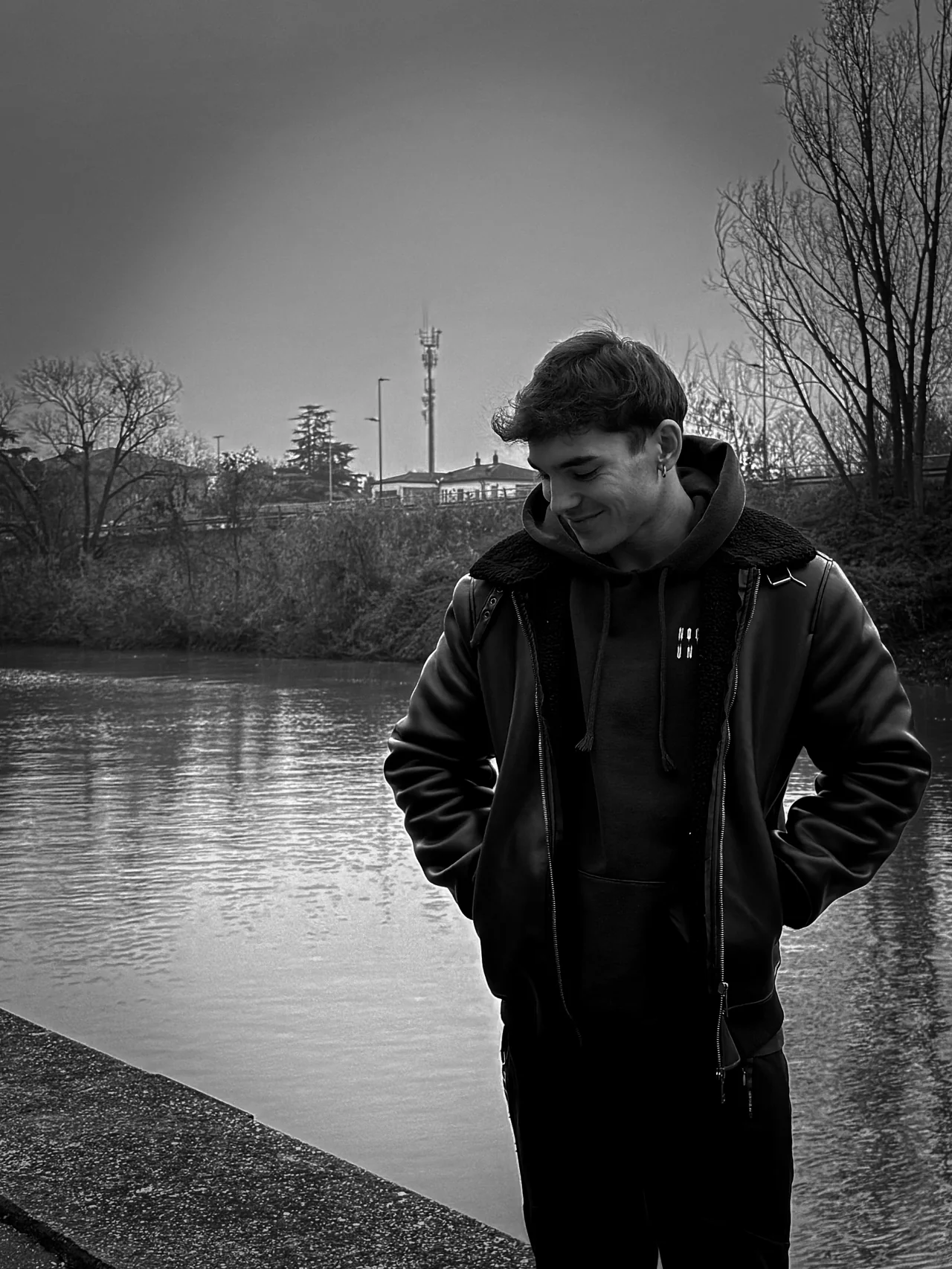 Leonardo durante una passeggiata accanto al lago