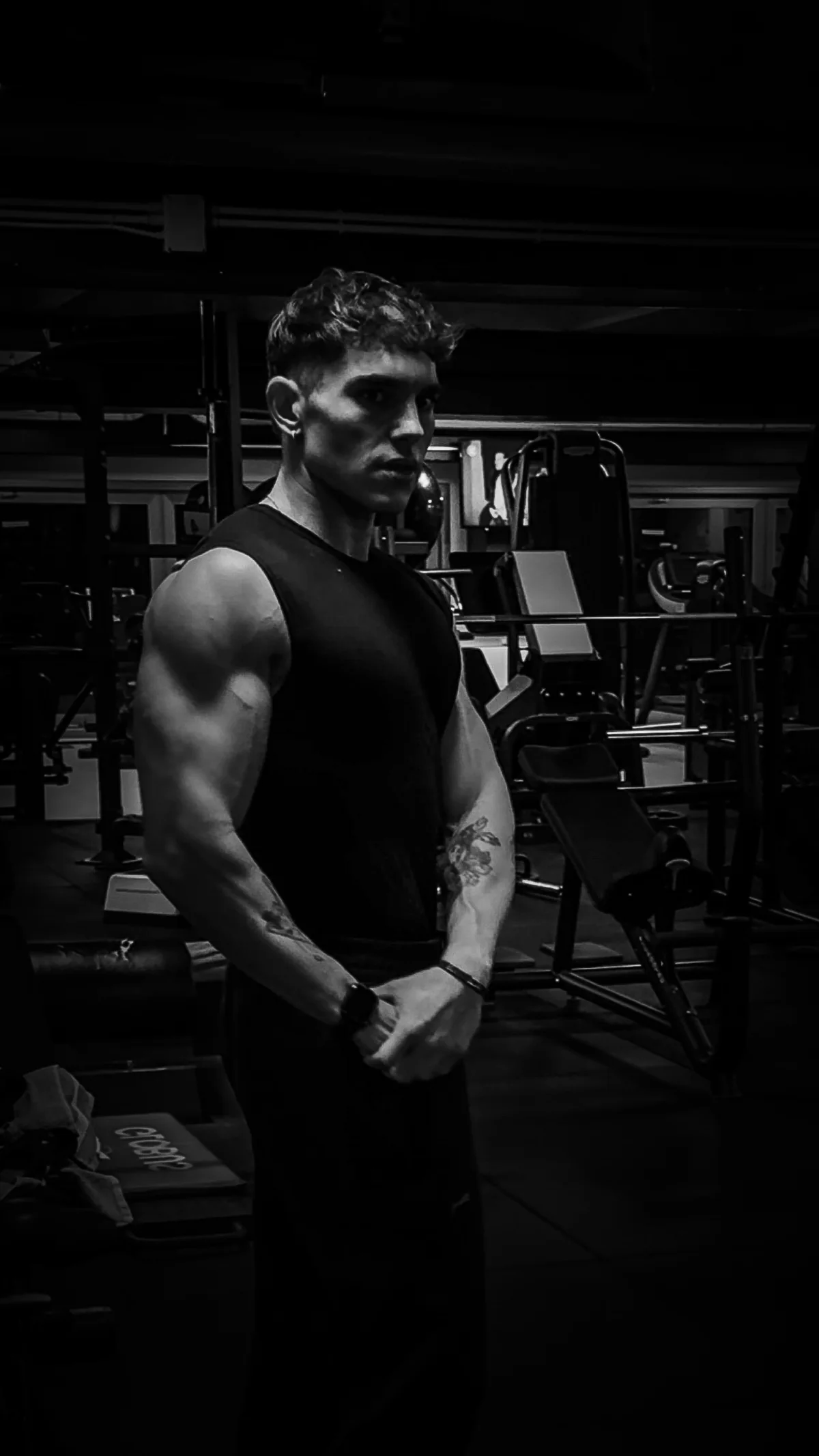 Leonardo Stroppa, ritratto in palestra in bianco e nero